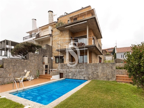 Moradia T4 em Carreço com vista mar e piscina