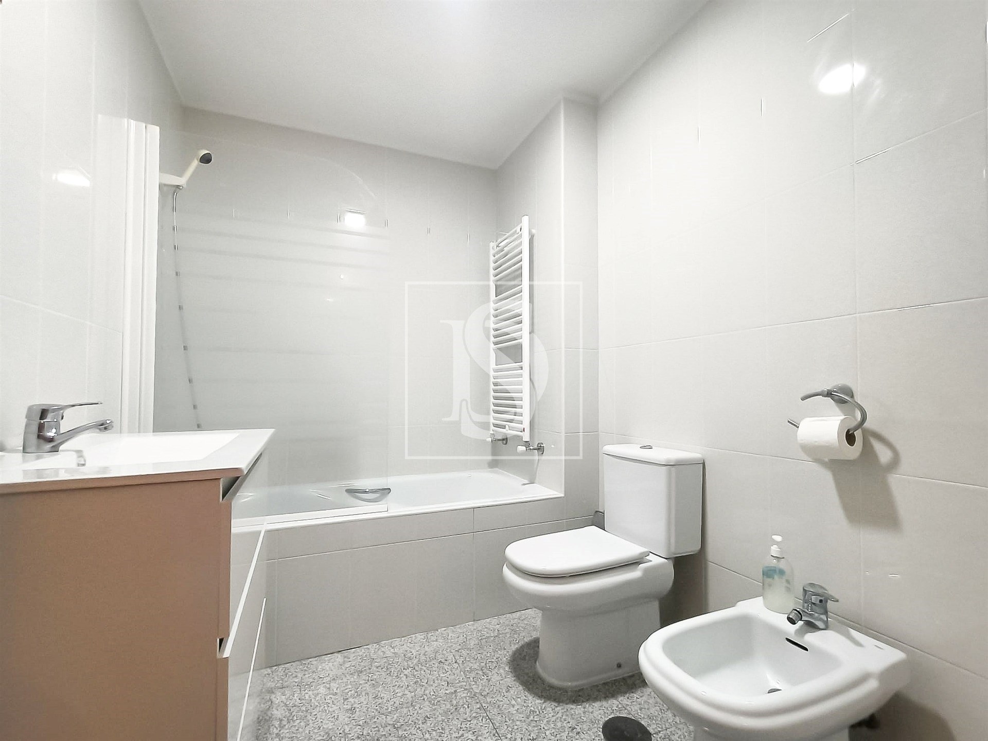 Apartamento T2 na Amorosa - 5 min. da praia, com garagem e varandas