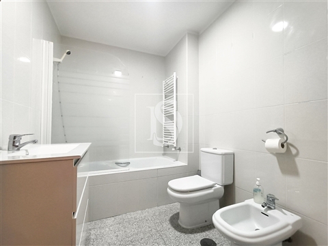 Apartamento T2 na Amorosa - 5 min. da praia, com garagem e varandas