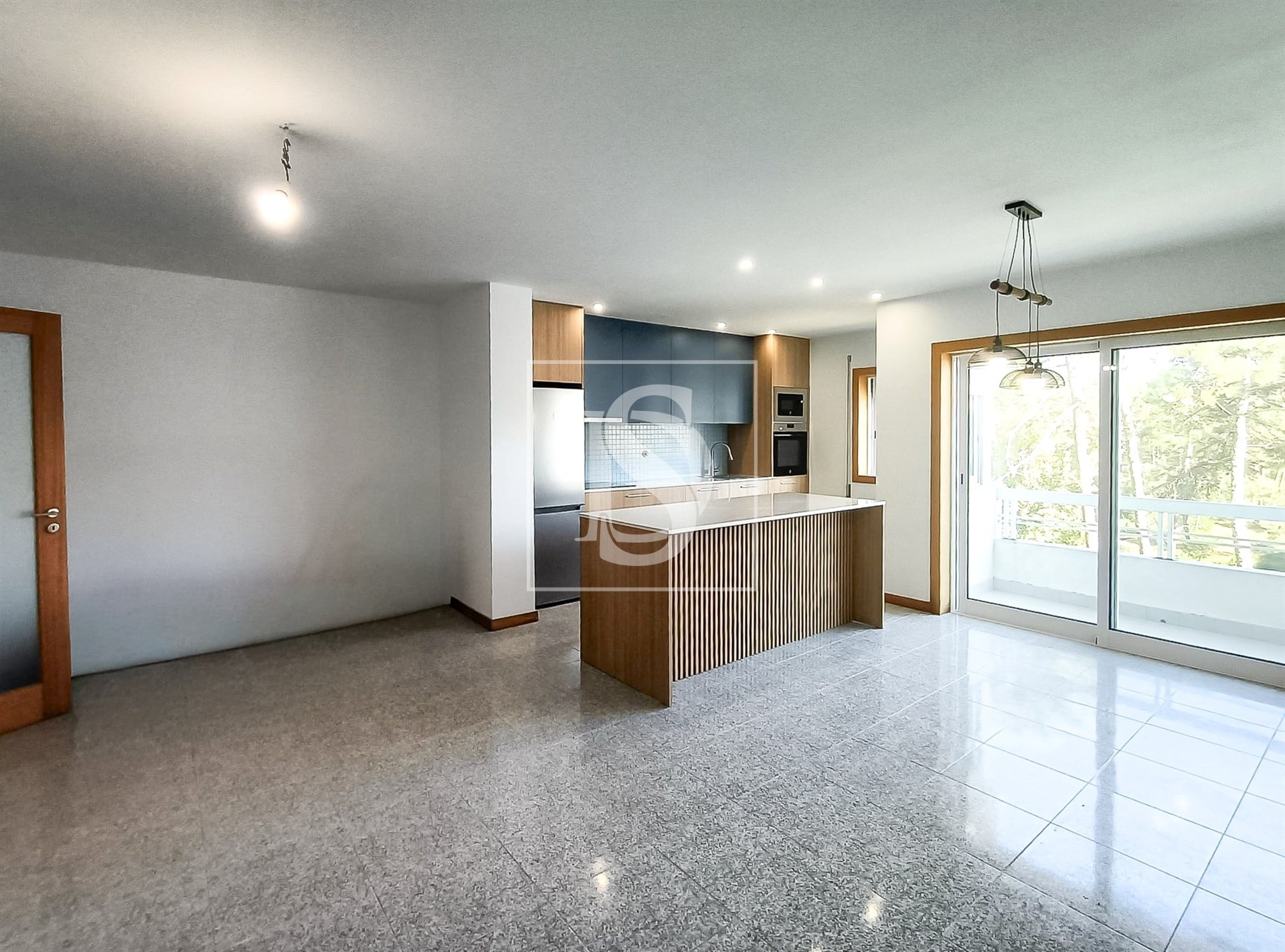 Apartamento T2 na Amorosa - 5 min. da praia, com garagem e varandas