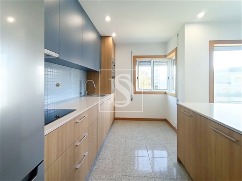 Apartamento T2 na Amorosa - 5 min. da praia, com garagem e varandas