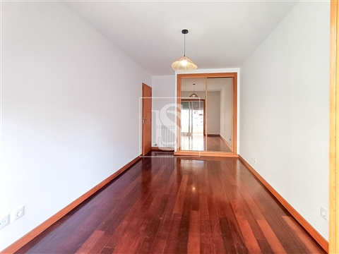 Apartamento T2 na Amorosa - 5 min. da praia, com garagem e varandas