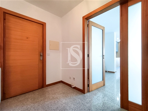 Apartamento T2 na Amorosa - 5 min. da praia, com garagem e varandas