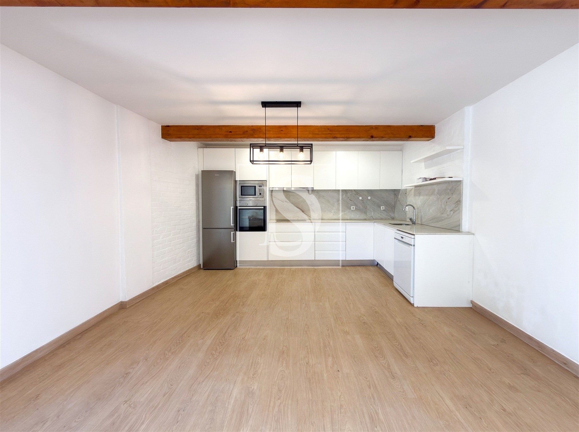 Moradia em Pedra com 2 Quartos, carport e 900 m² de Jardim