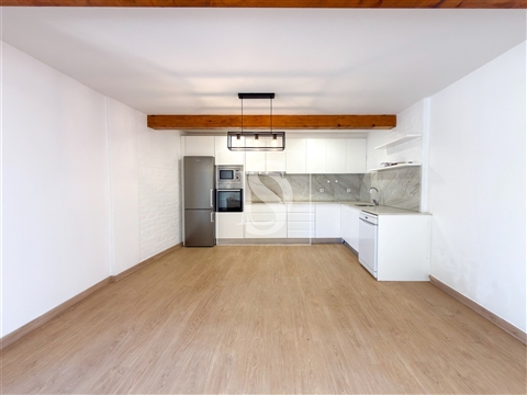 Moradia em Pedra com 2 Quartos, carport e 900 m² de Jardim