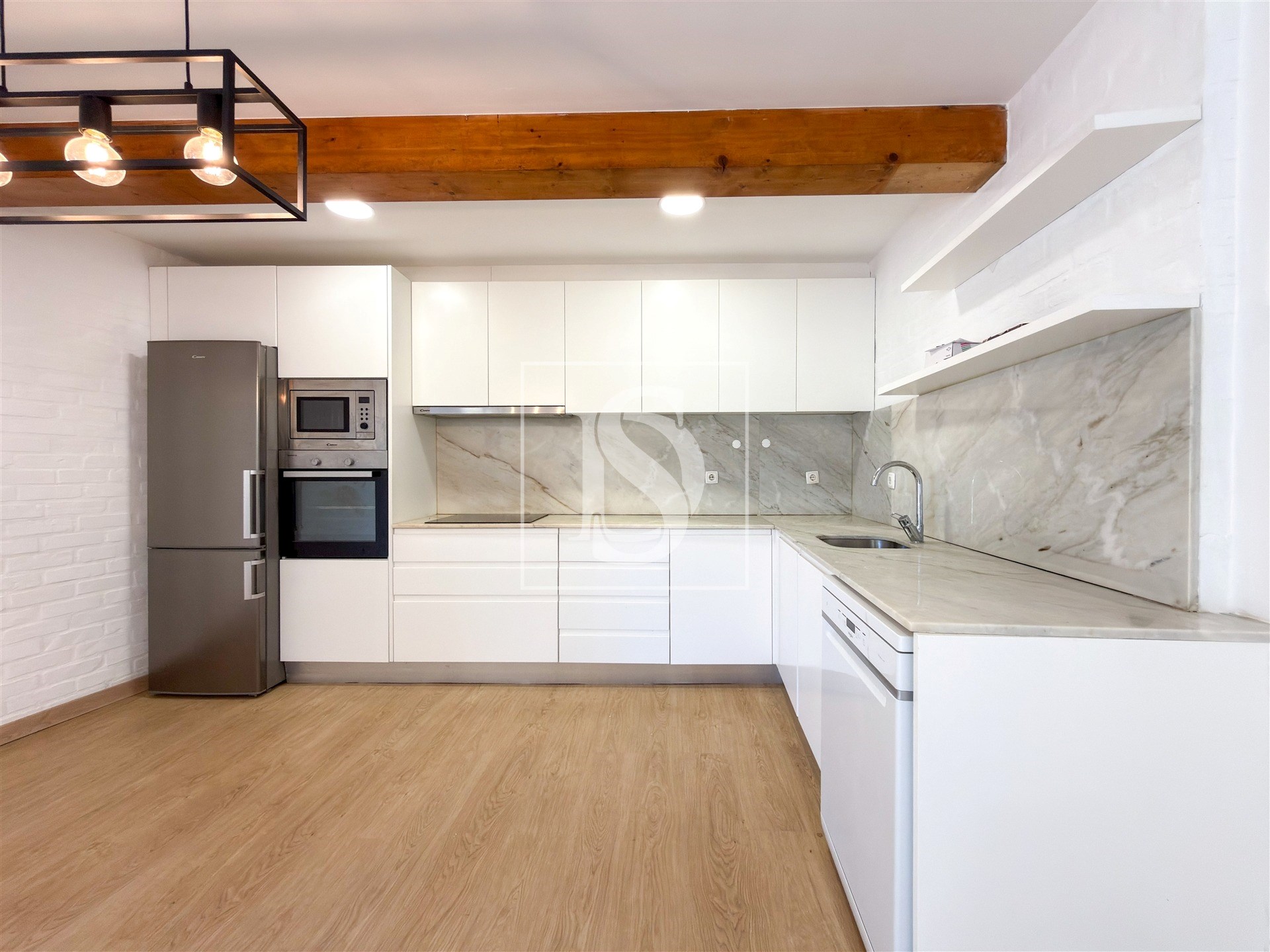 Moradia em Pedra com 2 Quartos, carport e 900 m² de Jardim