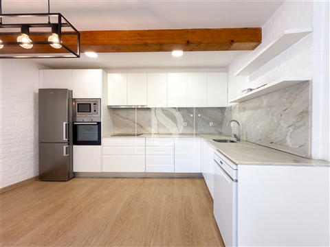 Moradia em Pedra com 2 Quartos, carport e 900 m² de Jardim