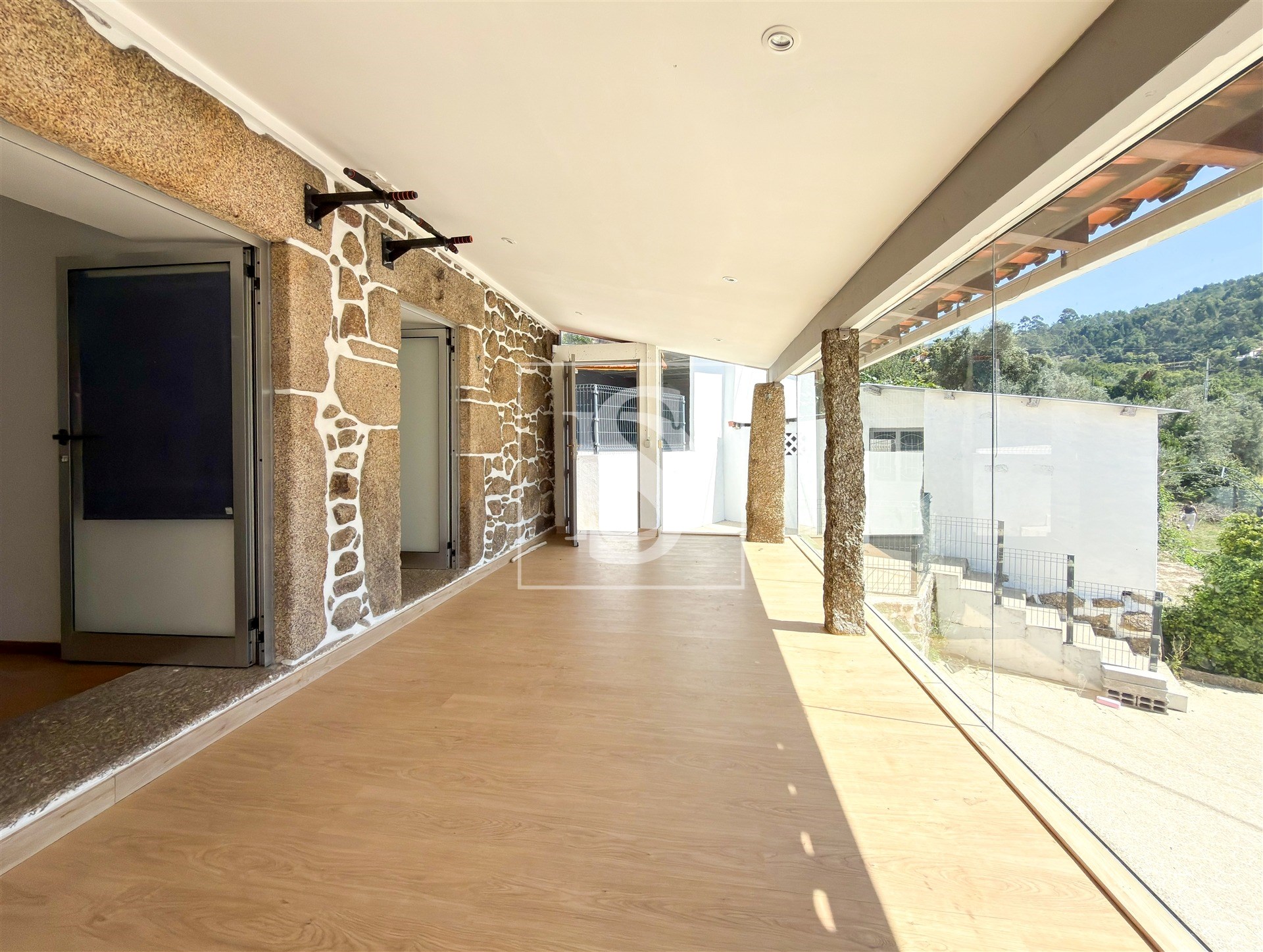 Moradia em Pedra com 2 Quartos, carport e 900 m² de Jardim