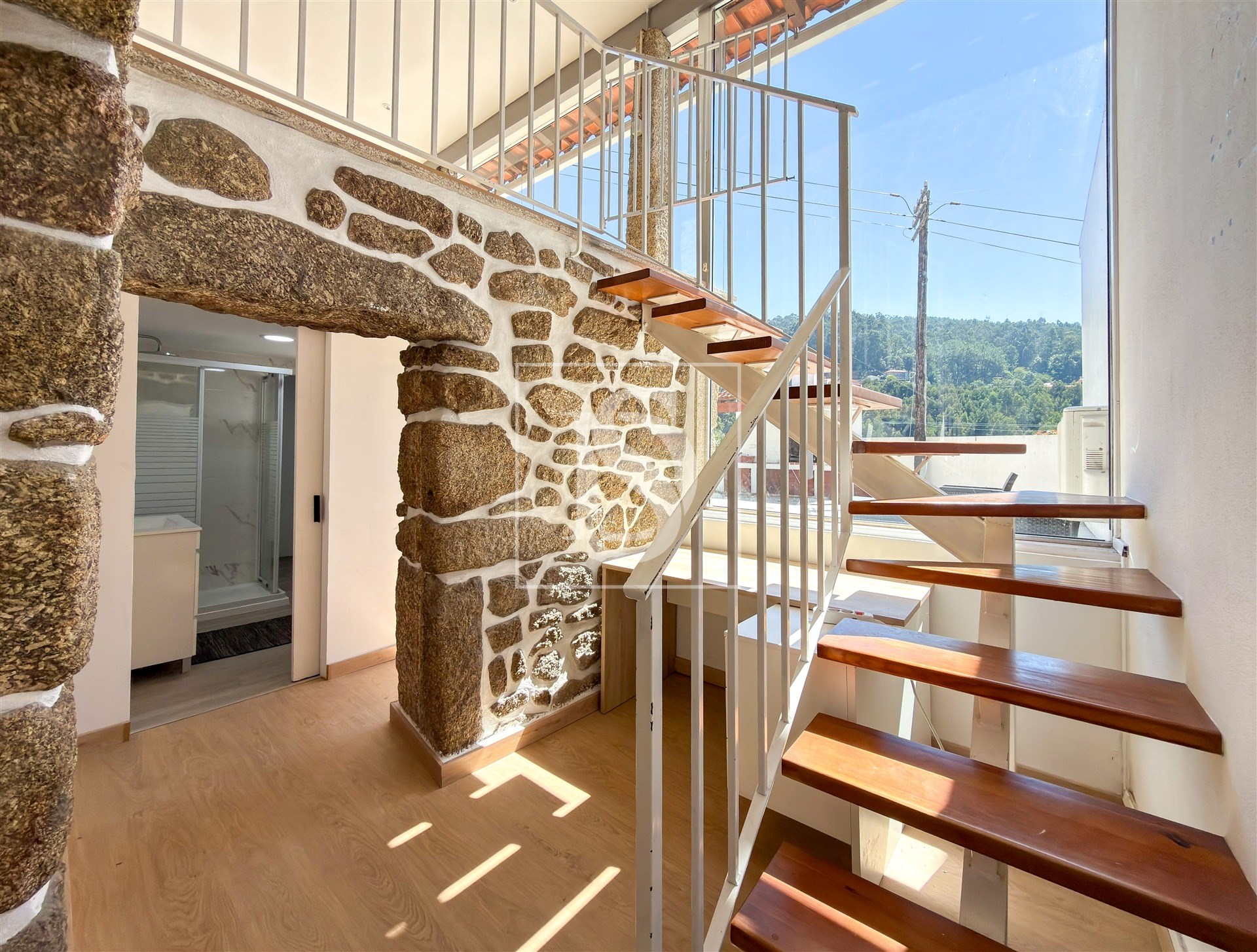 Moradia em Pedra com 2 Quartos, carport e 900 m² de Jardim