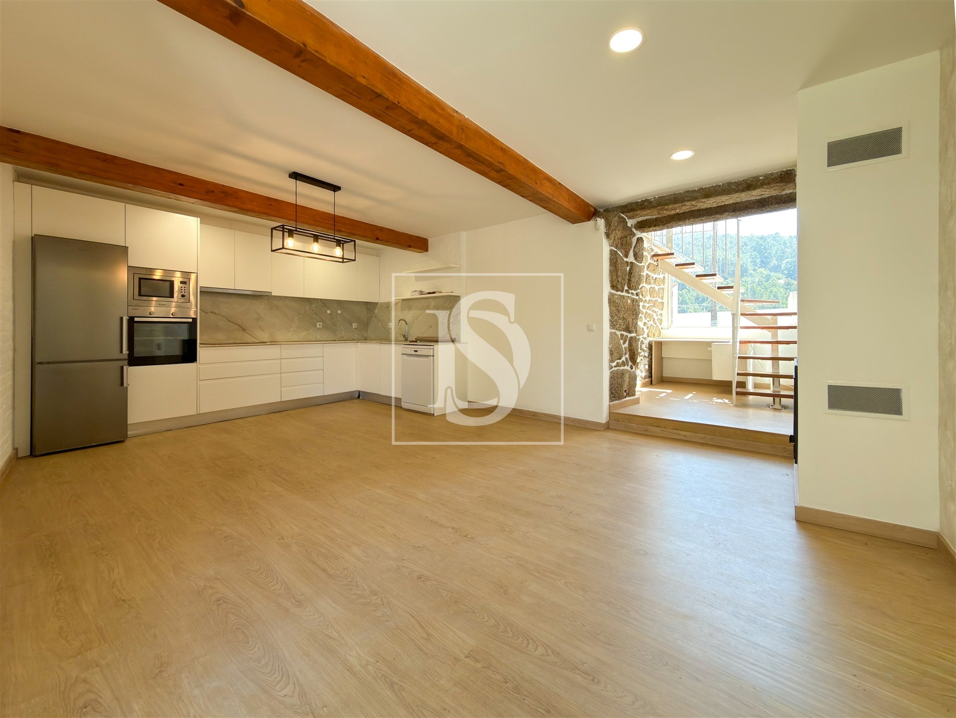 Moradia em Pedra com 2 Quartos, carport e 900 m² de Jardim