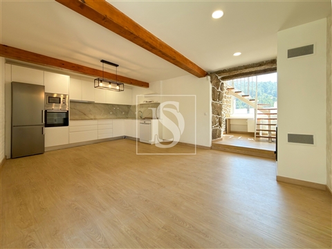 Moradia em Pedra com 2 Quartos, carport e 900 m² de Jardim